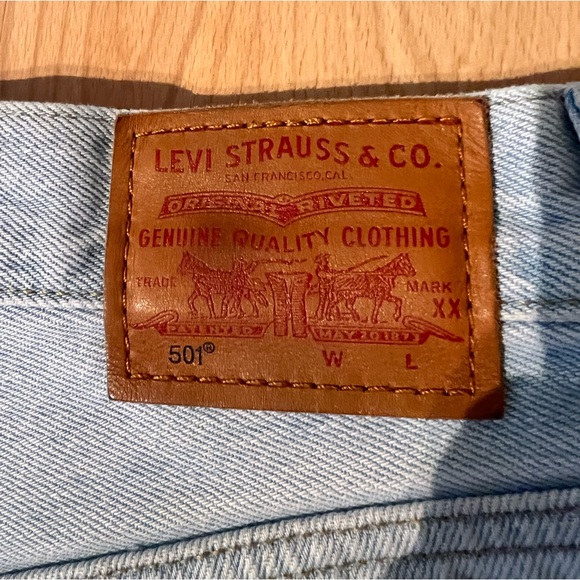 Levi’s 90’s Jean Shorts - Picture 3 of 3